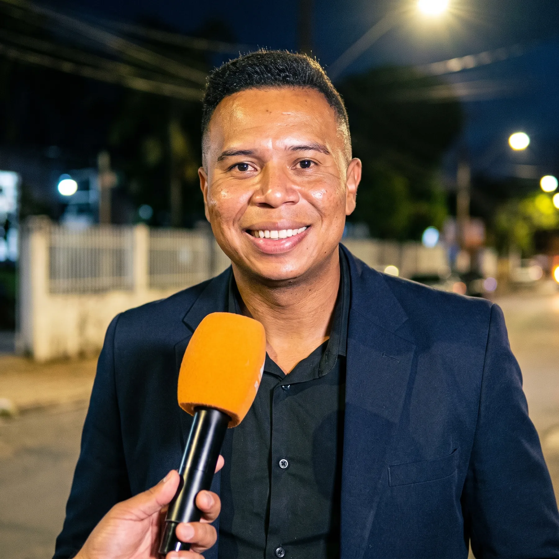 Thiago Carvalho respondendo a uma pergunta ao microfone