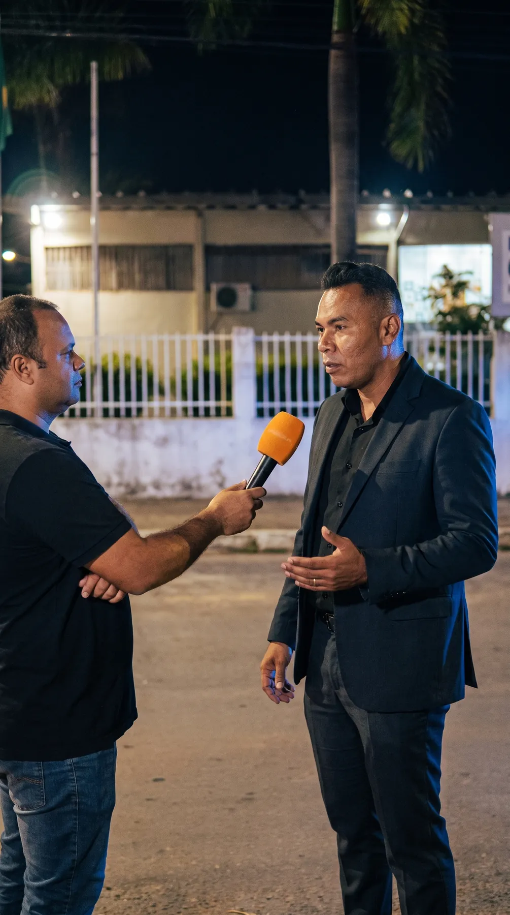 Thiago Carvalho durante entrevista à noite
