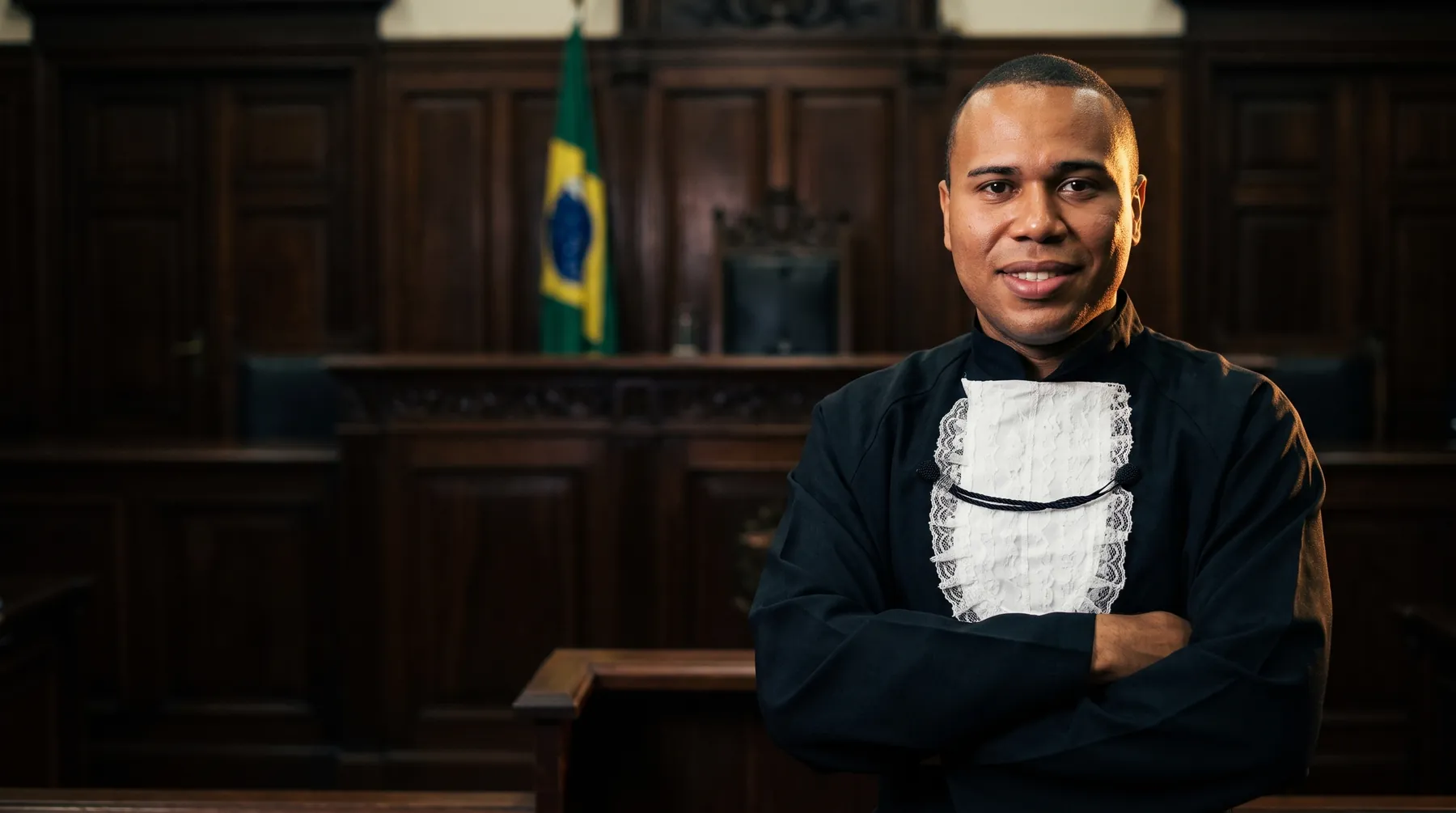 Advogado de beca em plenário do júri