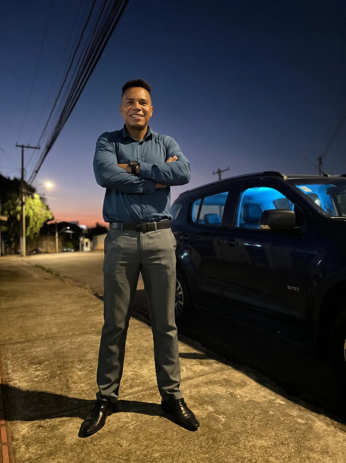 Advogado em rua da cidade ao anoitecer