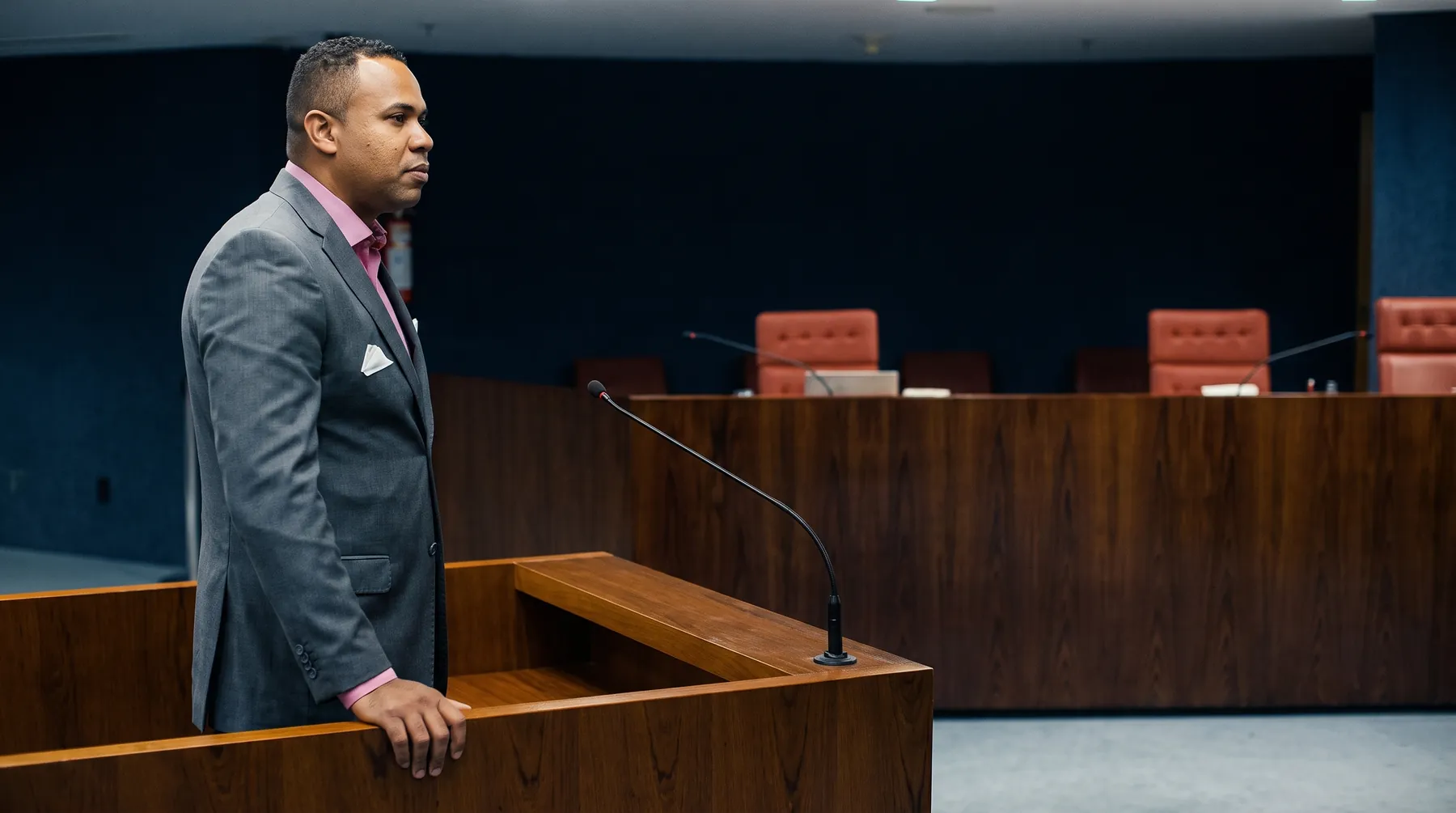 Advogado na tribuna de um tribunal